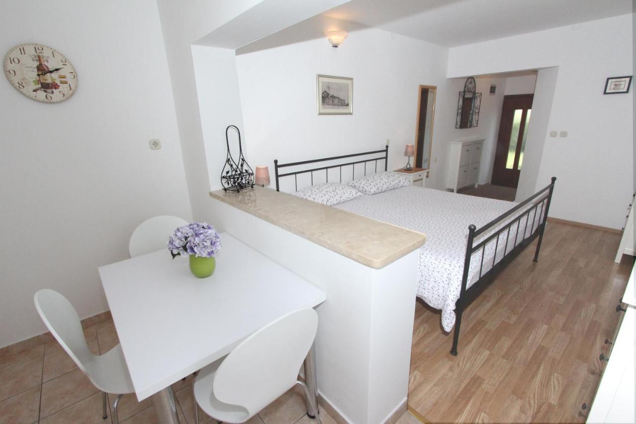 רוביני Apartments Mirela מראה חיצוני תמונה